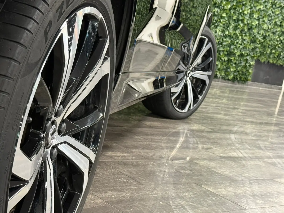 T8 AWD Recharge Ultra Dark | Luchtvering | Trekhaak | 360° Camera | 455pk | Head-Up Display | Harman Kardon | Adaptieve Cruise Control | Stoelverwarming voor+achter | Stuurwielverwarming | 