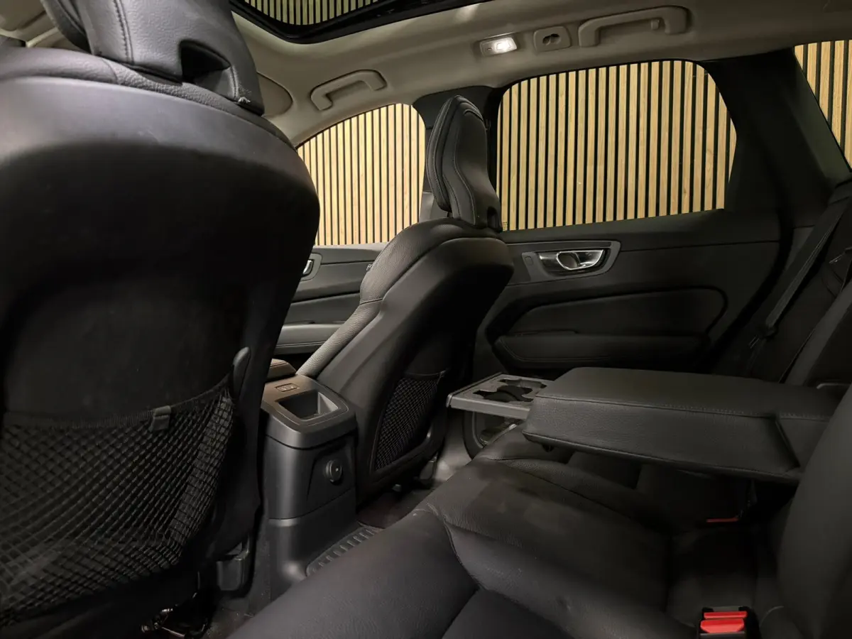 T8 AWD Recharge Ultra Dark | Luchtvering | Trekhaak | 360° Camera | 455pk | Head-Up Display | Harman Kardon | Adaptieve Cruise Control | Stoelverwarming voor+achter | Stuurwielverwarming | 