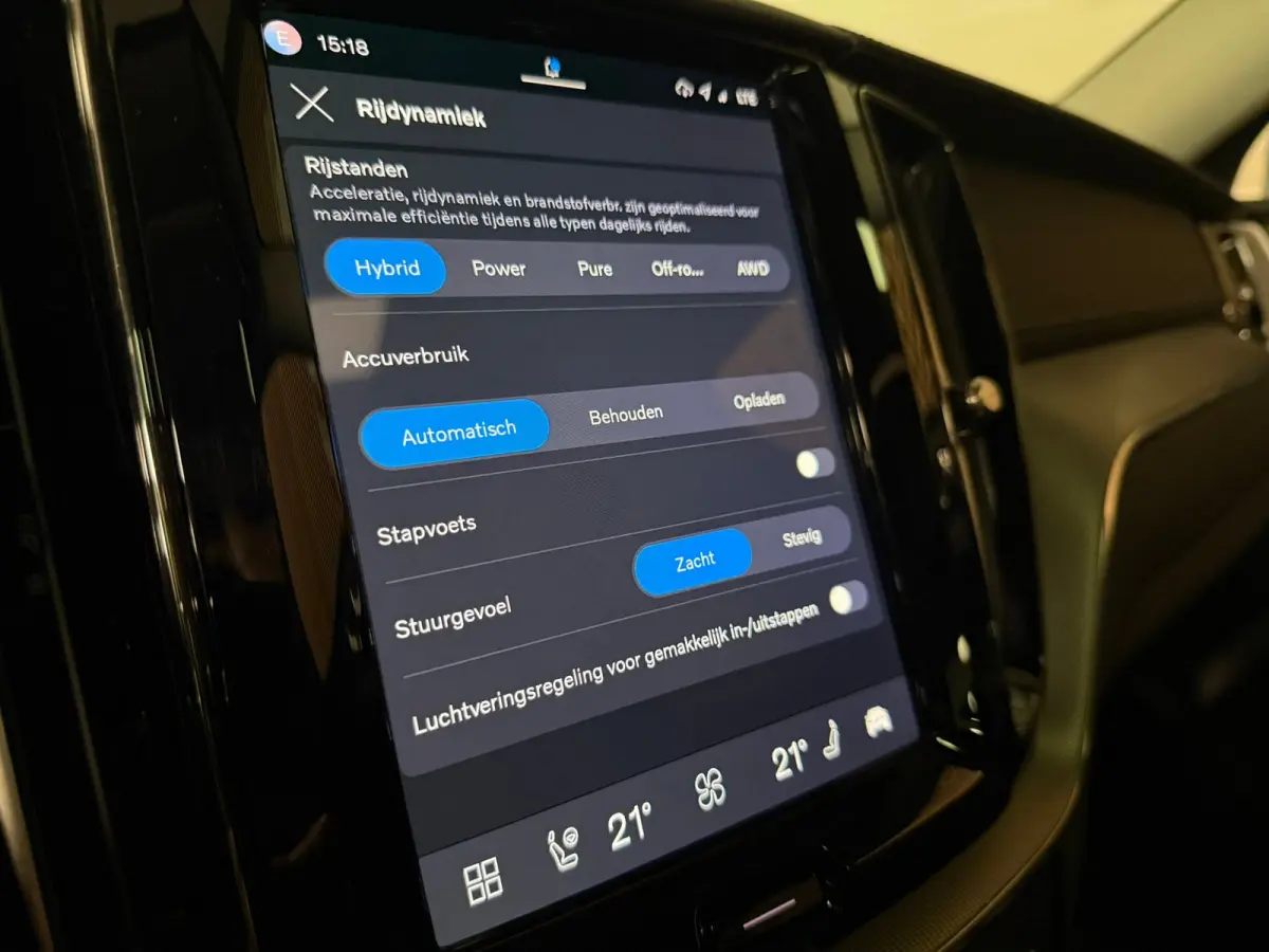 T8 AWD Recharge Ultra Dark | Luchtvering | Trekhaak | 360° Camera | 455pk | Head-Up Display | Harman Kardon | Adaptieve Cruise Control | Stoelverwarming voor+achter | Stuurwielverwarming | 