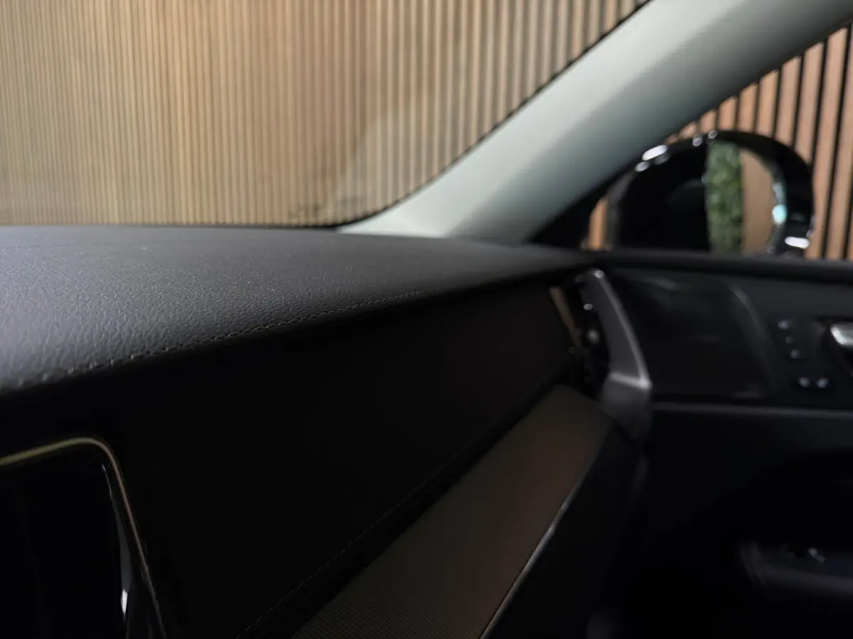 T8 AWD Recharge Ultra Dark | Luchtvering | Trekhaak | 360° Camera | 455pk | Head-Up Display | Harman Kardon | Adaptieve Cruise Control | Stoelverwarming voor+achter | Stuurwielverwarming | 