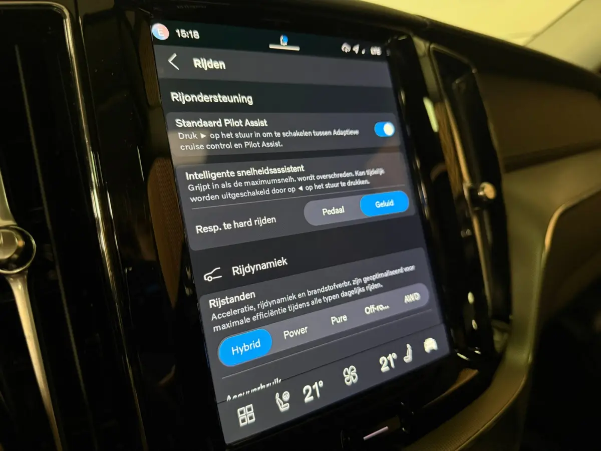 T8 AWD Recharge Ultra Dark | Luchtvering | Trekhaak | 360° Camera | 455pk | Head-Up Display | Harman Kardon | Adaptieve Cruise Control | Stoelverwarming voor+achter | Stuurwielverwarming | 