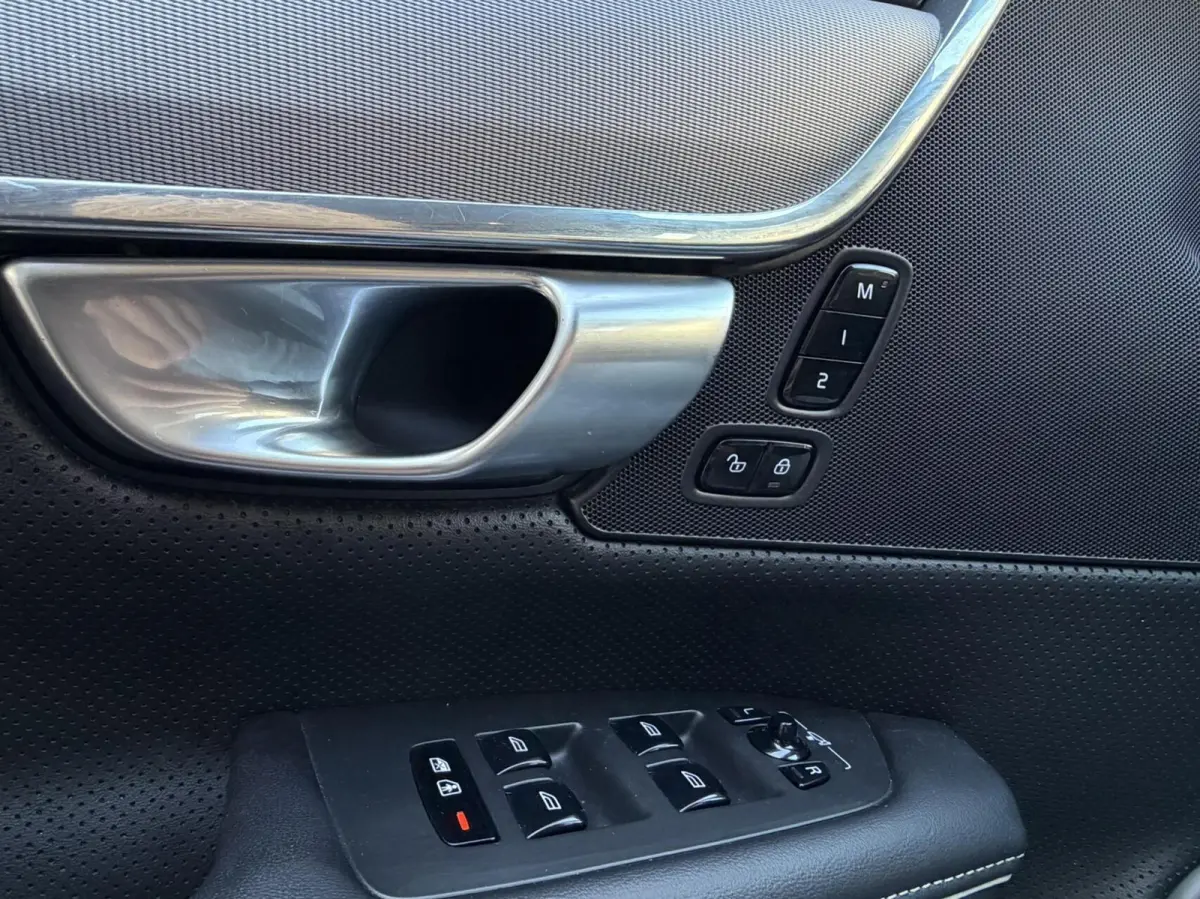 2.0 T8 AWD R-Design Leer, Pano, Camera..