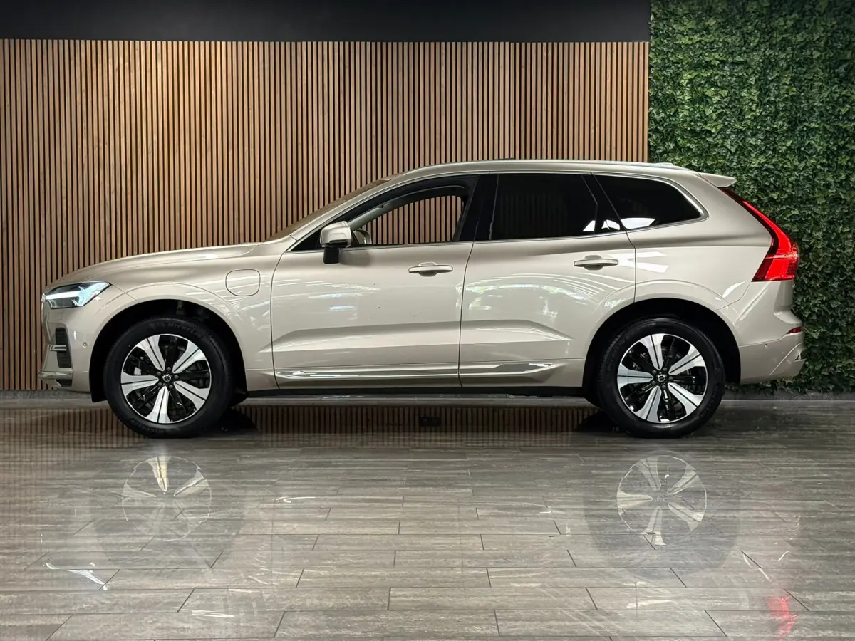T6 AWD Recharge Plus Bright | Trekhaak | 360° Camera | Harman Kardon | Adaptieve Cruise Control | Stoelverwarming voor+achter | Stuurwielverwarming | Schuifdak | Full LED Meesturende koplam