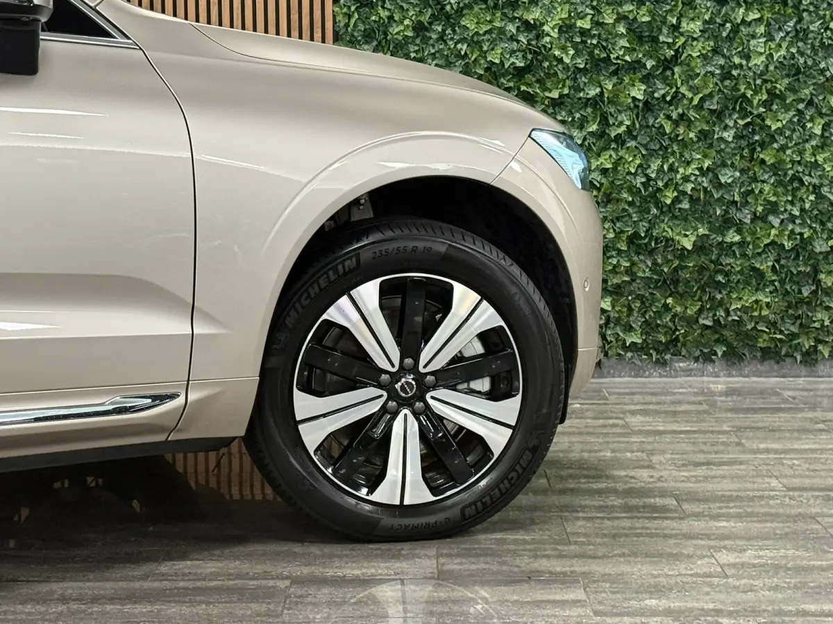 T6 AWD Recharge Plus Bright | Trekhaak | 360° Camera | Harman Kardon | Adaptieve Cruise Control | Stoelverwarming voor+achter | Stuurwielverwarming | Schuifdak | Full LED Meesturende koplam