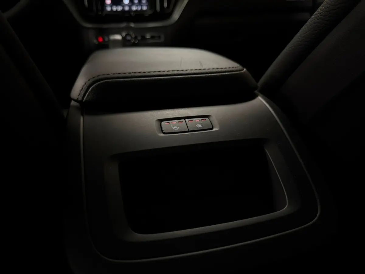 T6 AWD Recharge Plus Bright | Trekhaak | 360° Camera | Harman Kardon | Adaptieve Cruise Control | Stoelverwarming voor+achter | Stuurwielverwarming | Schuifdak | Full LED Meesturende koplam