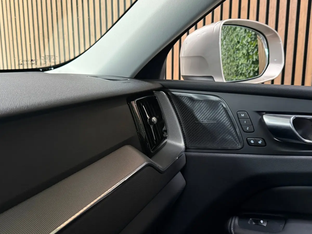 T6 AWD Recharge Plus Bright | Trekhaak | 360° Camera | Harman Kardon | Adaptieve Cruise Control | Stoelverwarming voor+achter | Stuurwielverwarming | Schuifdak | Full LED Meesturende koplam