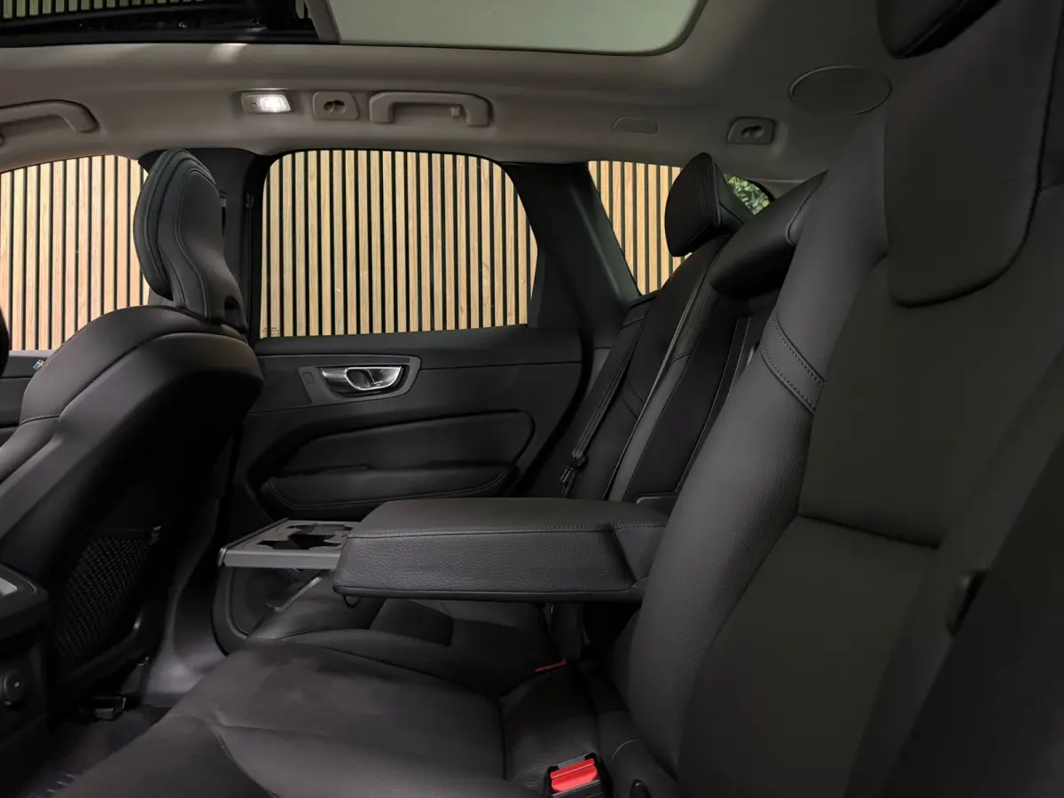 T6 AWD Recharge Plus Bright | Trekhaak | 360° Camera | Harman Kardon | Adaptieve Cruise Control | Stoelverwarming voor+achter | Stuurwielverwarming | Schuifdak | Full LED Meesturende koplam