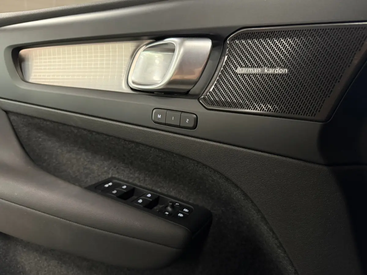 T5 Plus Dark | Trekhaak | Harman Kardon | Parkeercamera | All Season banden | Adaptieve Cruise Control | Pilot Assist | BLIS Dode Hoek Detectie | Bestuurdersstoel elektrisch geheugen | Stoel
