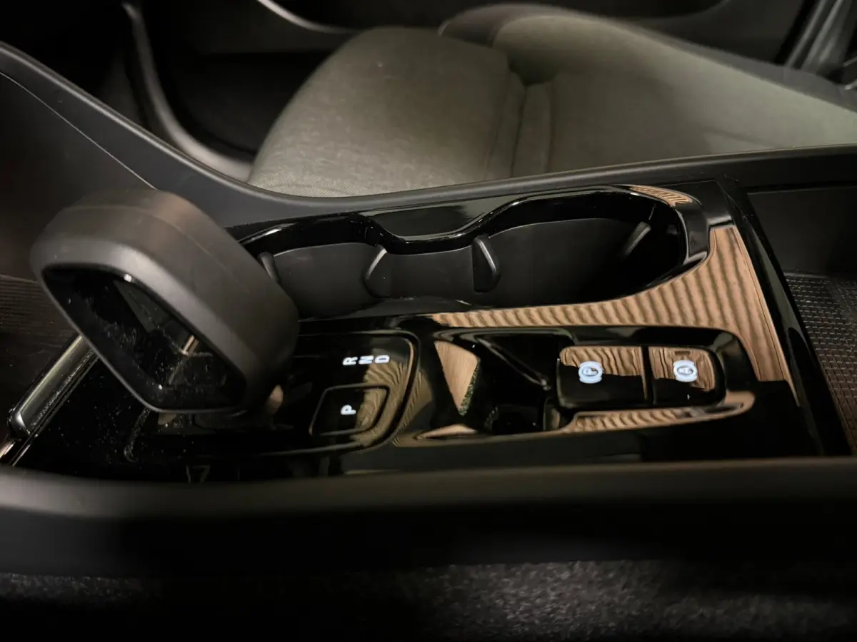 T5 Plus Dark | Trekhaak | Harman Kardon | Parkeercamera | All Season banden | Adaptieve Cruise Control | Pilot Assist | BLIS Dode Hoek Detectie | Bestuurdersstoel elektrisch geheugen | Stoel