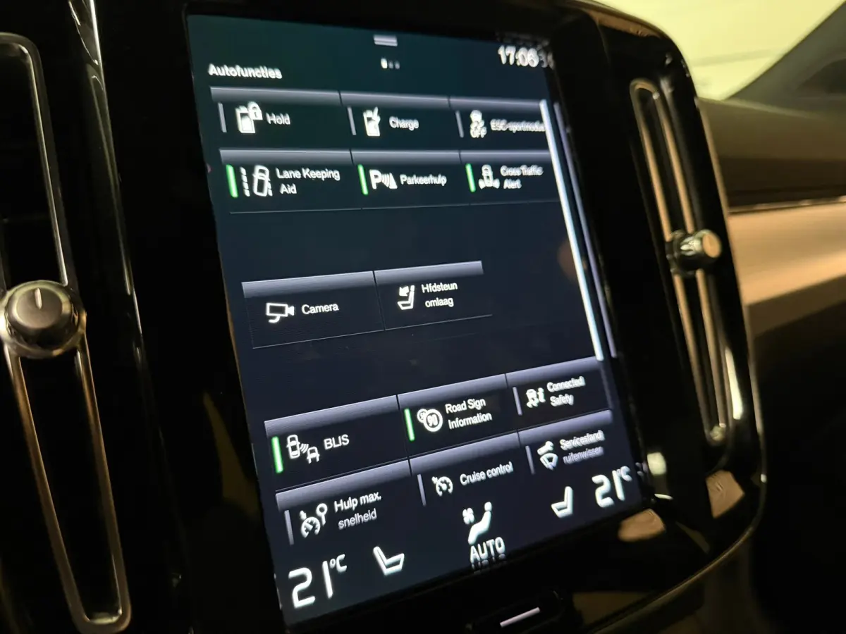 T5 Plus Dark | Trekhaak | Harman Kardon | Parkeercamera | All Season banden | Adaptieve Cruise Control | Pilot Assist | BLIS Dode Hoek Detectie | Bestuurdersstoel elektrisch geheugen | Stoel