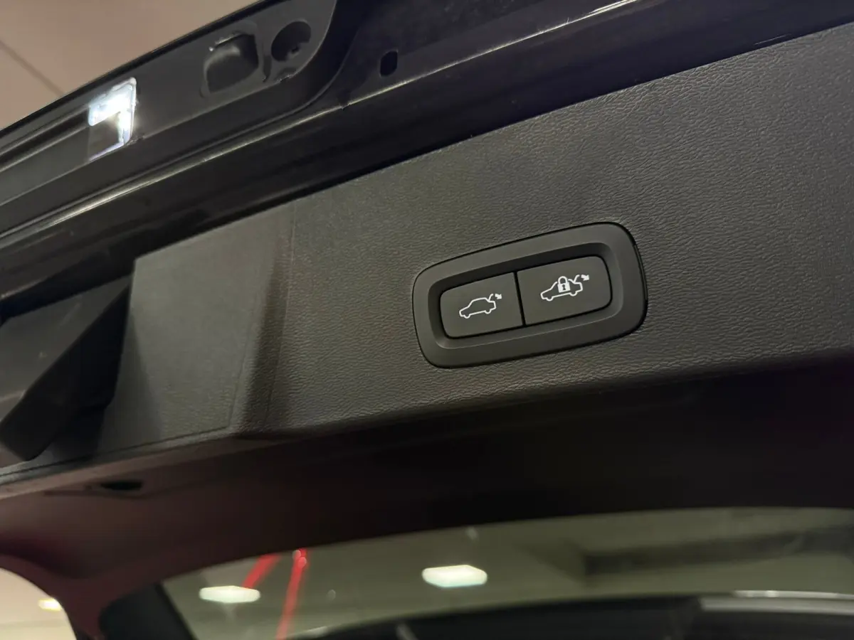 T5 Plus Dark | Trekhaak | Harman Kardon | Parkeercamera | All Season banden | Adaptieve Cruise Control | Pilot Assist | BLIS Dode Hoek Detectie | Bestuurdersstoel elektrisch geheugen | Stoel