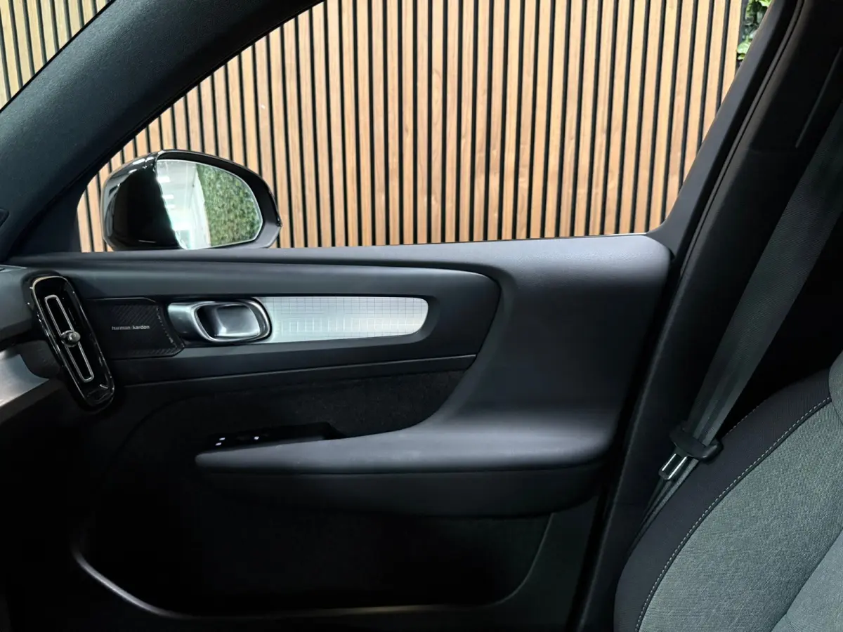 T5 Plus Dark | Trekhaak | Harman Kardon | Parkeercamera | All Season banden | Adaptieve Cruise Control | Pilot Assist | BLIS Dode Hoek Detectie | Bestuurdersstoel elektrisch geheugen | Stoel