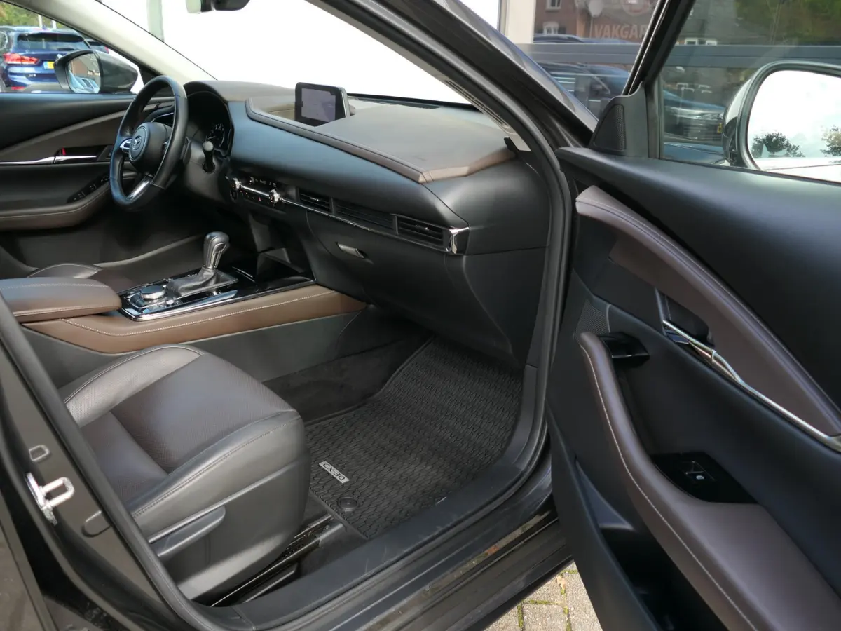 2.0 e-SkyActiv-G M Hybrid Exclusive-line | Trekhaak | Head-up display | Leder | Memory | Elektrische achterklep | Apple-/Android Carplay | Dodehoek detectie | Stuur-/Stoelverwarming | Achter