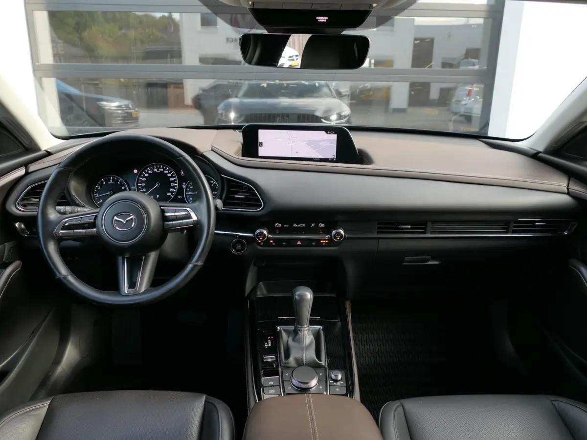 2.0 e-SkyActiv-G M Hybrid Exclusive-line | Trekhaak | Head-up display | Leder | Memory | Elektrische achterklep | Apple-/Android Carplay | Dodehoek detectie | Stuur-/Stoelverwarming | Achter
