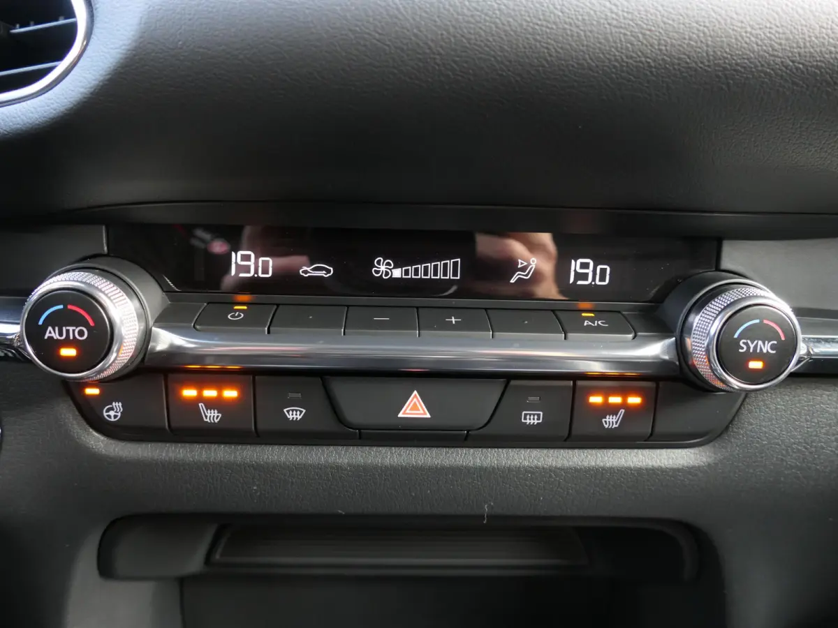 2.0 e-SkyActiv-G M Hybrid Exclusive-line | Trekhaak | Head-up display | Leder | Memory | Elektrische achterklep | Apple-/Android Carplay | Dodehoek detectie | Stuur-/Stoelverwarming | Achter