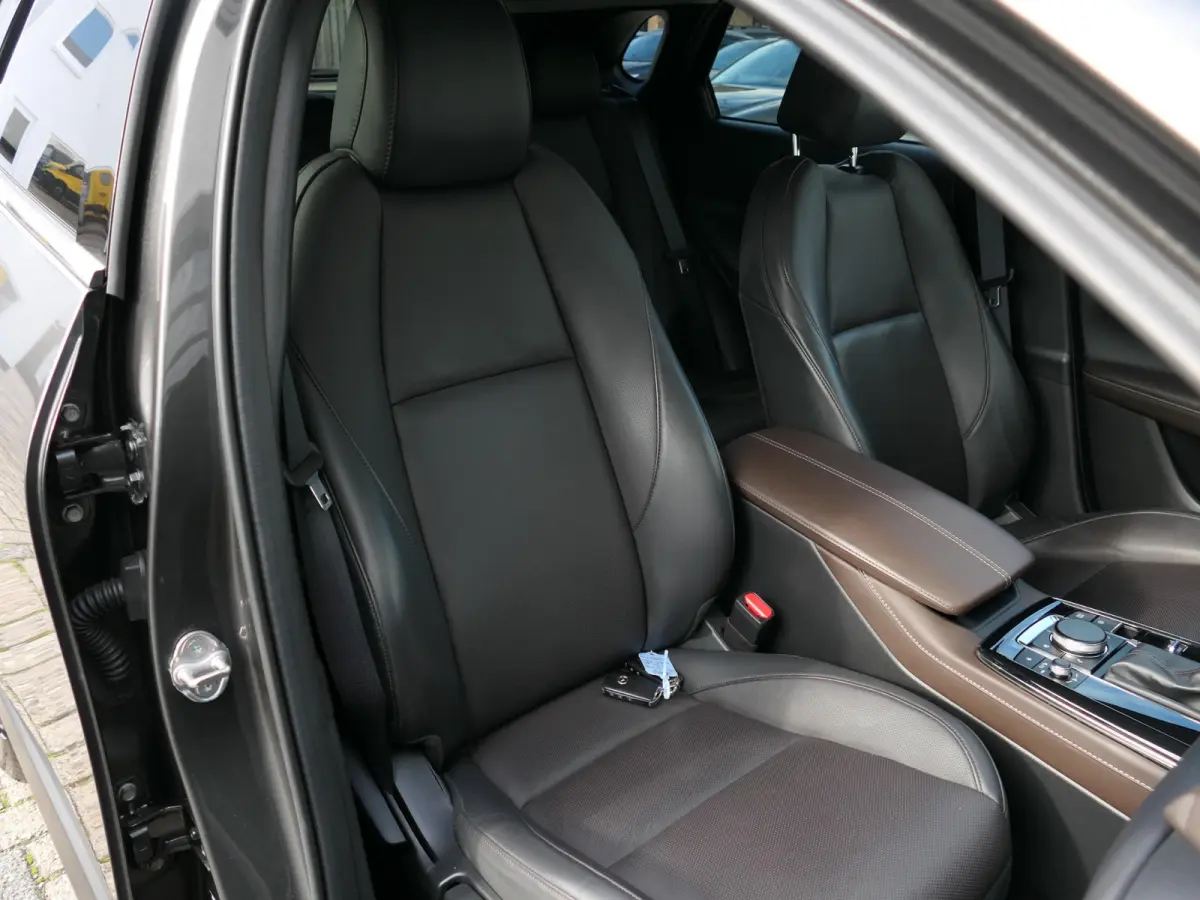 2.0 e-SkyActiv-G M Hybrid Exclusive-line | Trekhaak | Head-up display | Leder | Memory | Elektrische achterklep | Apple-/Android Carplay | Dodehoek detectie | Stuur-/Stoelverwarming | Achter