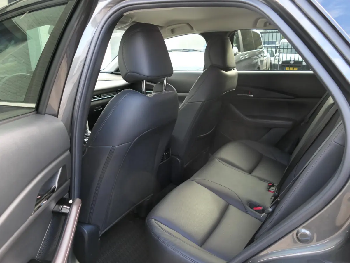 2.0 e-SkyActiv-G M Hybrid Exclusive-line | Trekhaak | Head-up display | Leder | Memory | Elektrische achterklep | Apple-/Android Carplay | Dodehoek detectie | Stuur-/Stoelverwarming | Achter