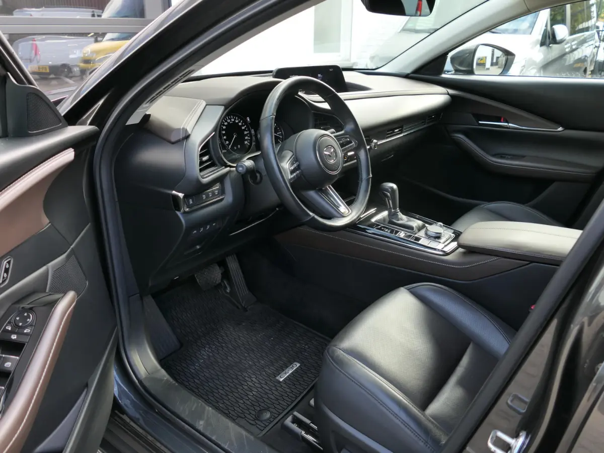 2.0 e-SkyActiv-G M Hybrid Exclusive-line | Trekhaak | Head-up display | Leder | Memory | Elektrische achterklep | Apple-/Android Carplay | Dodehoek detectie | Stuur-/Stoelverwarming | Achter