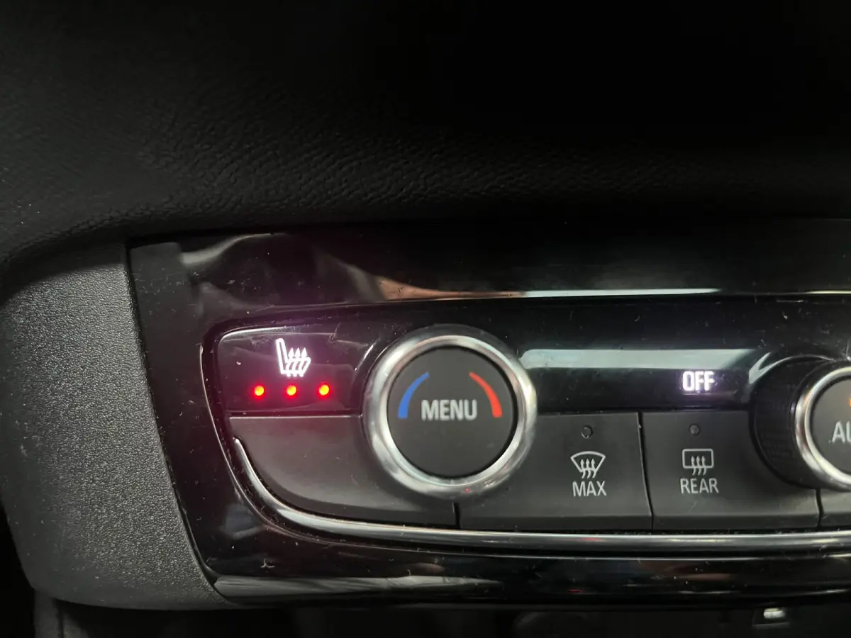 Elegance 50 kWh | Panoramadak vast (Glas) | Stoelverwarming voor | Stuur verwarmbaar | All Season Banden | Navigatie door middel van Apple Carplay Android auto |