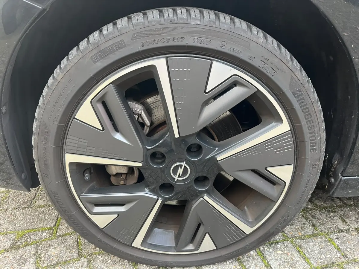Elegance 50 kWh | Panoramadak vast (Glas) | Stoelverwarming voor | Stuur verwarmbaar | All Season Banden | Navigatie door middel van Apple Carplay Android auto |