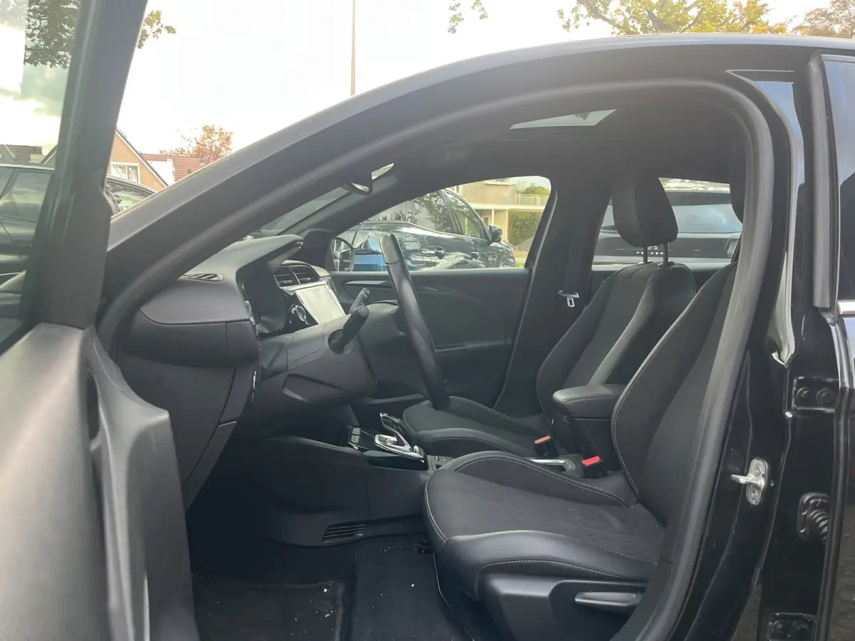 Elegance 50 kWh | Panoramadak vast (Glas) | Stoelverwarming voor | Stuur verwarmbaar | All Season Banden | Navigatie door middel van Apple Carplay Android auto |