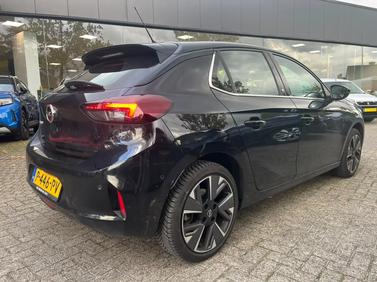 Elegance 50 kWh | Panoramadak vast (Glas) | Stoelverwarming voor | Stuur verwarmbaar | All Season Banden | Navigatie door middel van Apple Carplay Android auto |