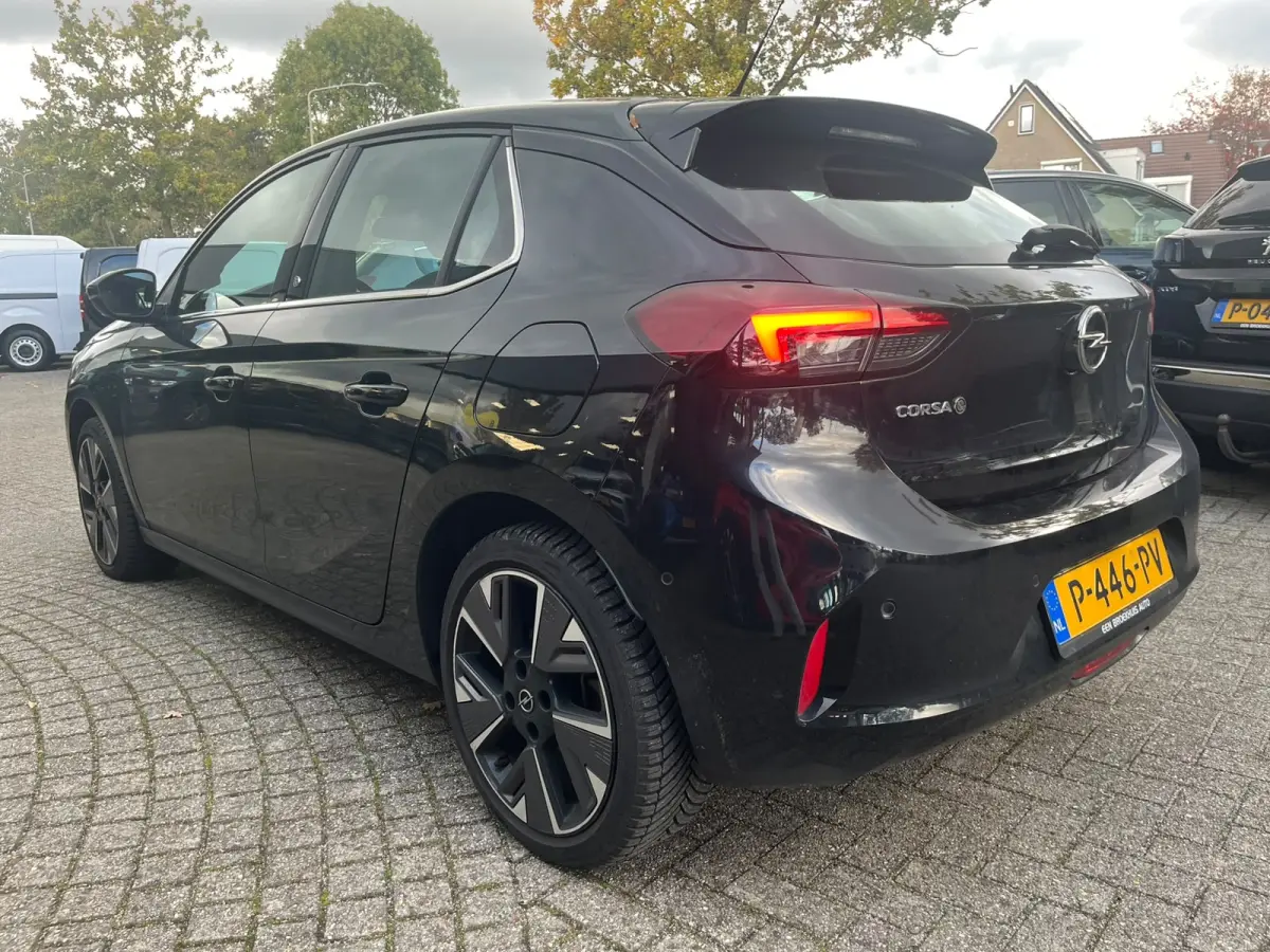 Elegance 50 kWh | Panoramadak vast (Glas) | Stoelverwarming voor | Stuur verwarmbaar | All Season Banden | Navigatie door middel van Apple Carplay Android auto |