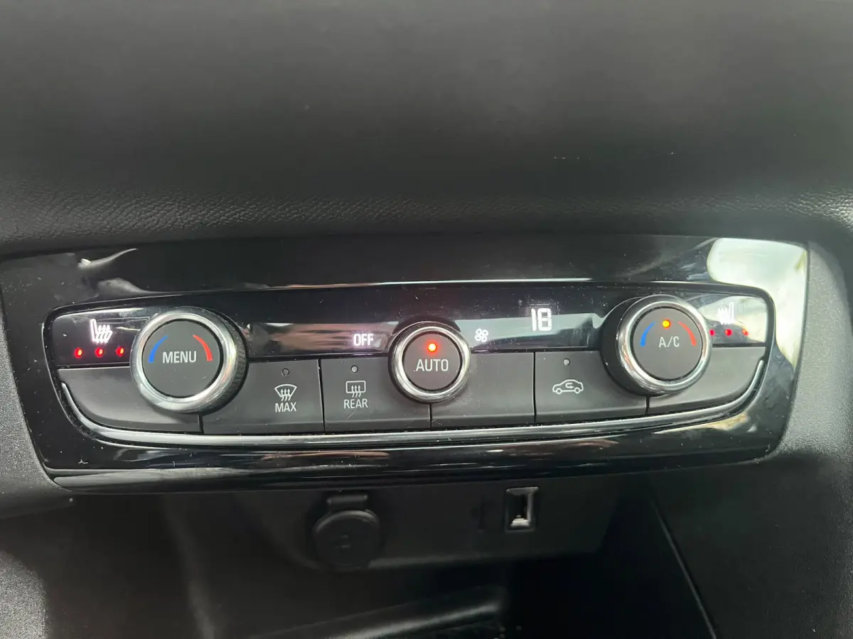 Elegance 50 kWh | Panoramadak vast (Glas) | Stoelverwarming voor | Stuur verwarmbaar | All Season Banden | Navigatie door middel van Apple Carplay Android auto |