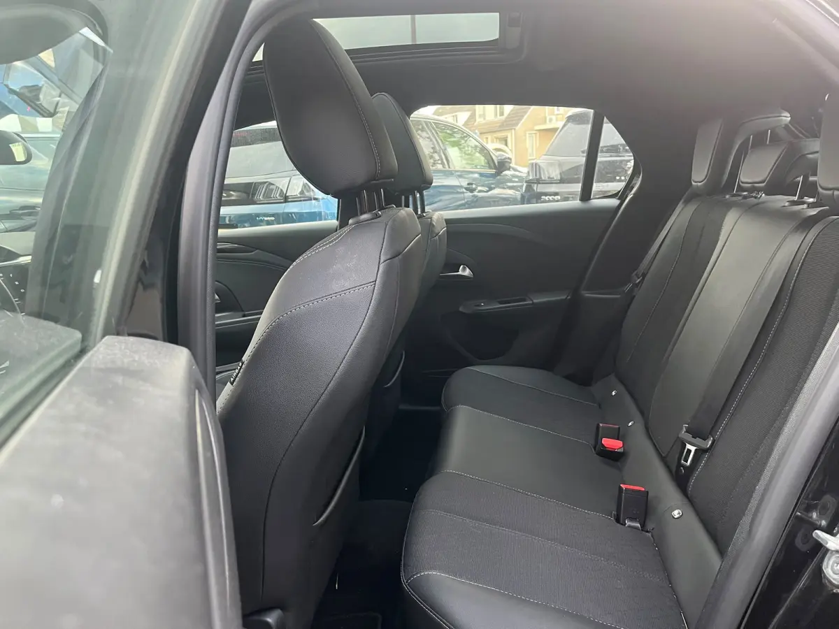 Elegance 50 kWh | Panoramadak vast (Glas) | Stoelverwarming voor | Stuur verwarmbaar | All Season Banden | Navigatie door middel van Apple Carplay Android auto |