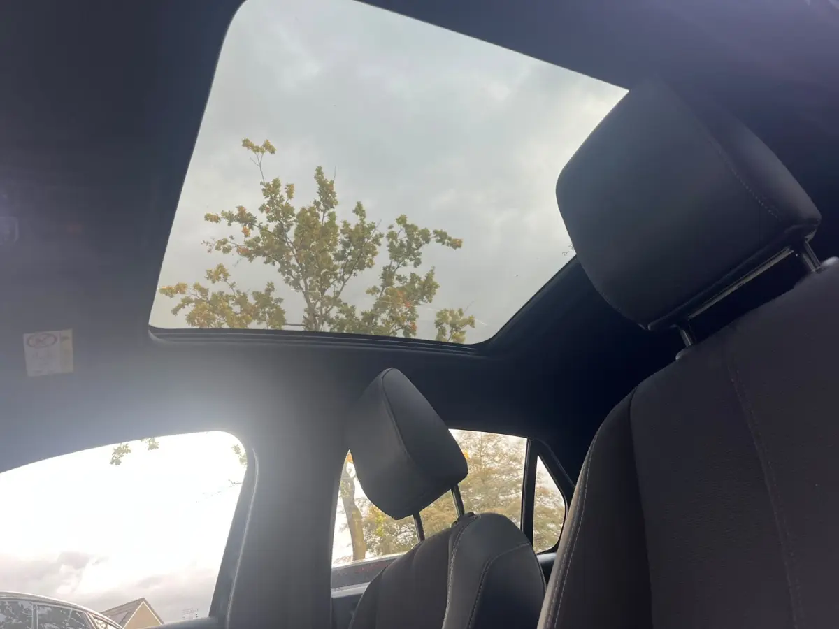 Elegance 50 kWh | Panoramadak vast (Glas) | Stoelverwarming voor | Stuur verwarmbaar | All Season Banden | Navigatie door middel van Apple Carplay Android auto |