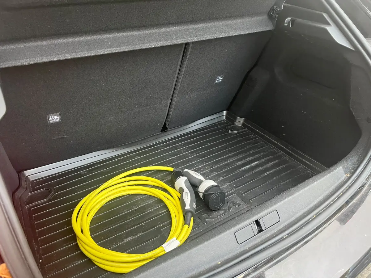 Elegance 50 kWh | Panoramadak vast (Glas) | Stoelverwarming voor | Stuur verwarmbaar | All Season Banden | Navigatie door middel van Apple Carplay Android auto |