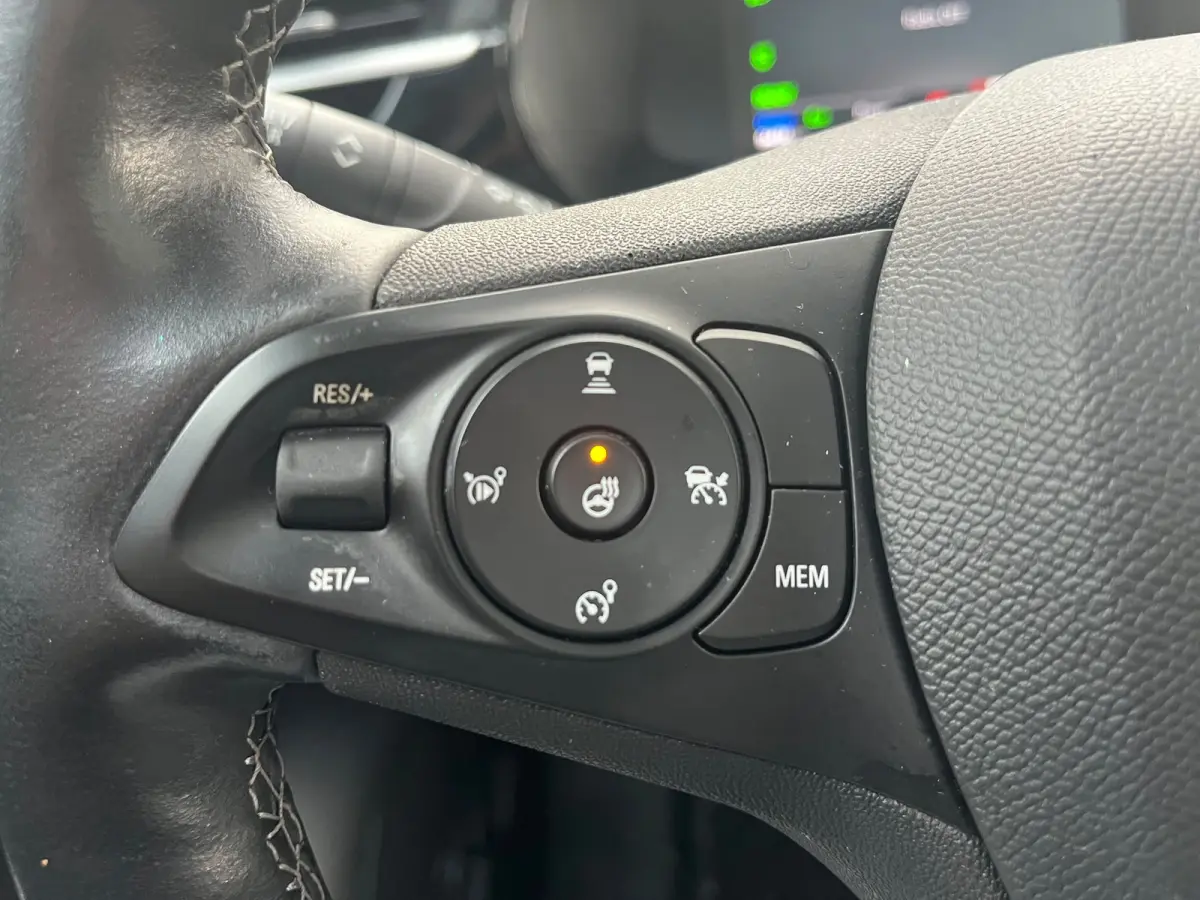 Elegance 50 kWh | Panoramadak vast (Glas) | Stoelverwarming voor | Stuur verwarmbaar | All Season Banden | Navigatie door middel van Apple Carplay Android auto |