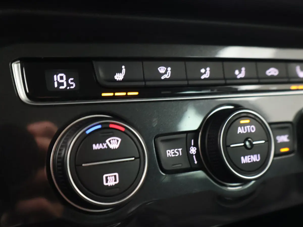 1.4 TSI + HEAD-UP DISPLAY | ADAPTIVE CRUISE | CAMERA | ELEKTR. ACHTERKLEP | STOELVERWARMING