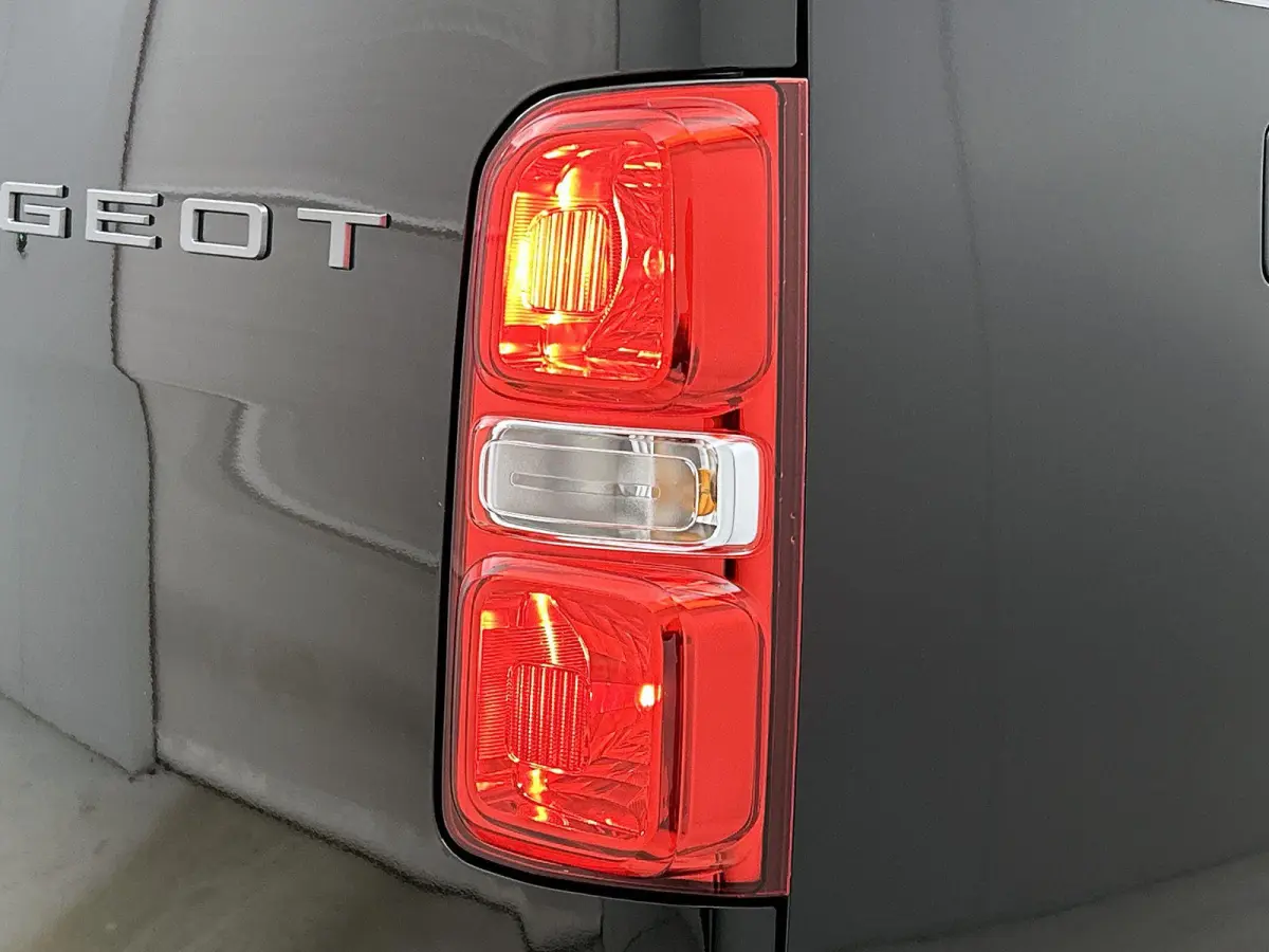 136pk EV L3 DC 75 kWh Automaat | Tot 8 Jaar Garantie | Navigatie | Trekhaak | Climate Control | Cruise Control | Achteruitrijcamera | Parkeersensoren Achter | Houten Vloer | Apple Carplay/An