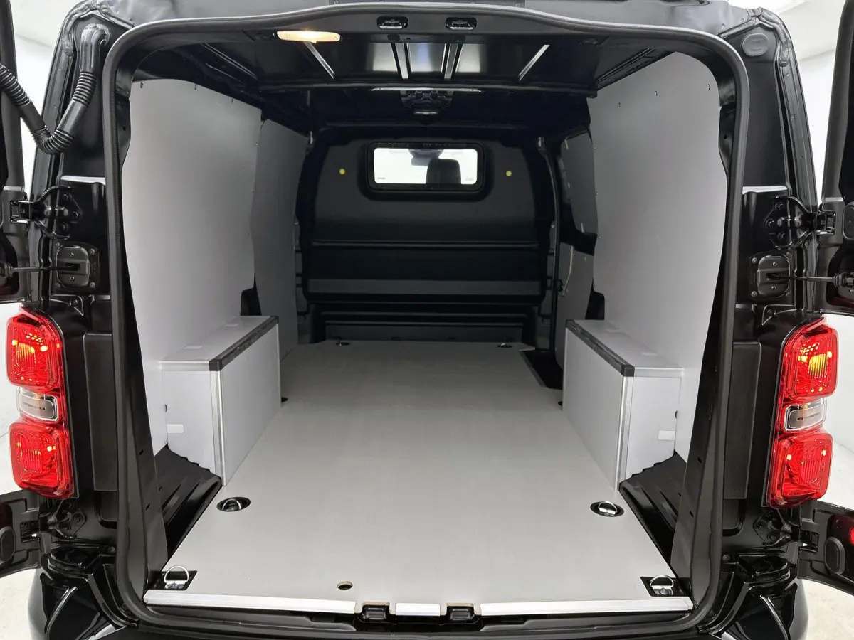 136pk EV L3 DC 75 kWh Automaat | Tot 8 Jaar Garantie | Navigatie | Trekhaak | Climate Control | Cruise Control | Achteruitrijcamera | Parkeersensoren Achter | Houten Vloer | Apple Carplay/An