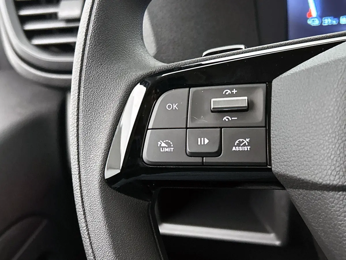 136pk EV L3 DC 75 kWh Automaat | Tot 8 Jaar Garantie | Navigatie | Trekhaak | Climate Control | Cruise Control | Achteruitrijcamera | Parkeersensoren Achter | Houten Vloer | Apple Carplay/An