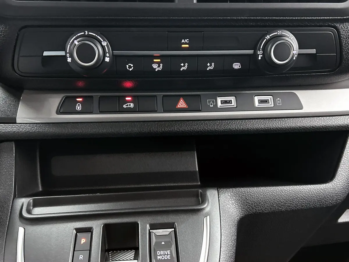 136pk EV L3 DC 75 kWh Automaat | Tot 8 Jaar Garantie | Navigatie | Trekhaak | Climate Control | Cruise Control | Achteruitrijcamera | Parkeersensoren Achter | Houten Vloer | Apple Carplay/An