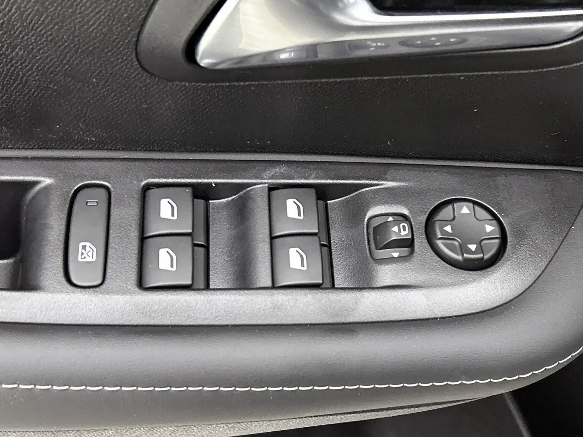 1.2 Hybrid 110pk Allure Automaat | Tot 8 Jaar Garantie | Navigatie | 360 Camera | Adaptieve Cruise Control | 16"LMV | Dodehoekdetectie | Draadloze telefoonlader | Apple Carplay/Android Auto 