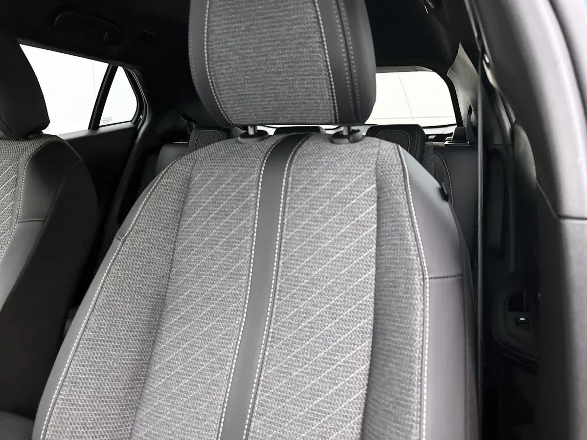 1.2 100pk Allure | Navigatie | Climate Control | Cruise Control | 17"LMV | Parkeersensoren | LED | Keyless | Apple Carplay/Android Auto |