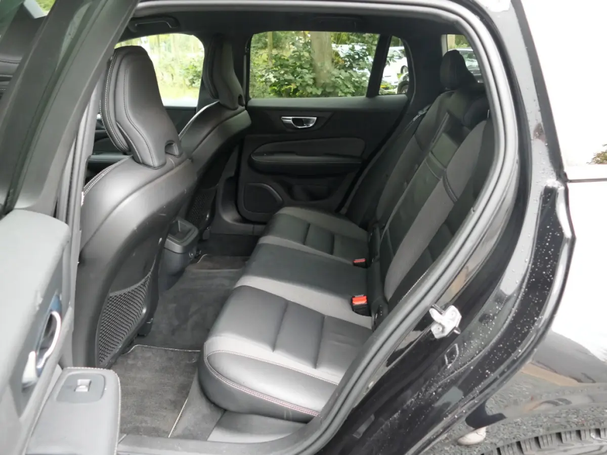 2.0 B4 R-Design Trekhaak / Camera / Apple Carplay