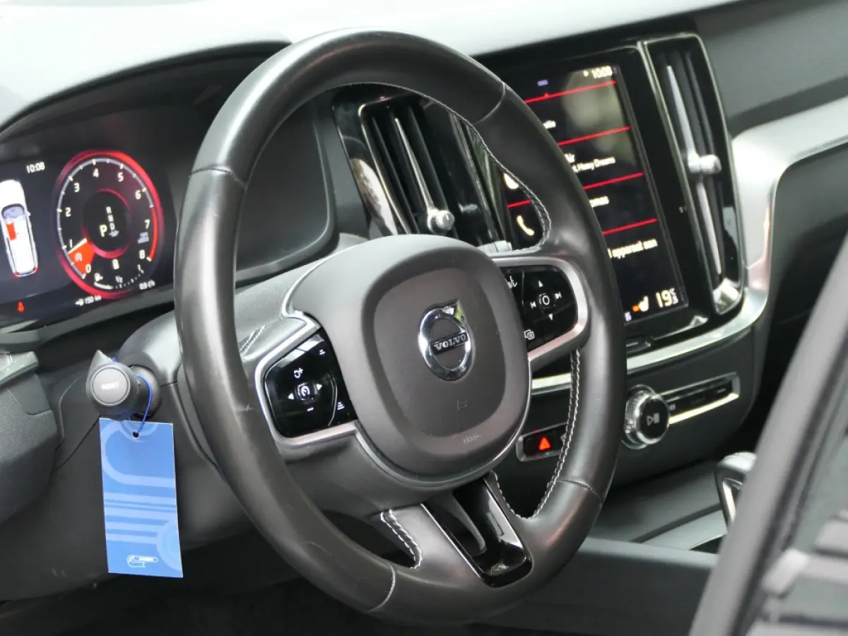 2.0 B4 R-Design Trekhaak / Camera / Apple Carplay