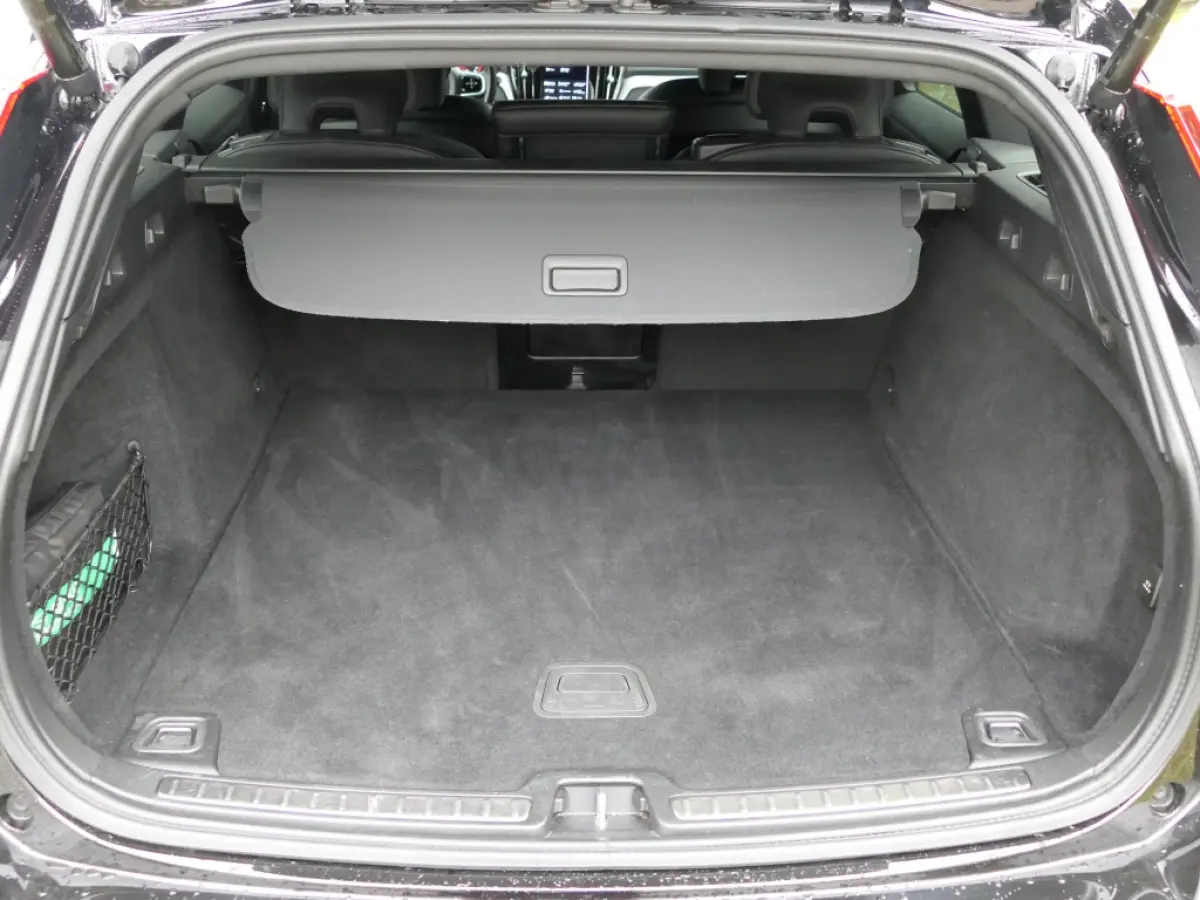 2.0 B4 R-Design Trekhaak / Camera / Apple Carplay