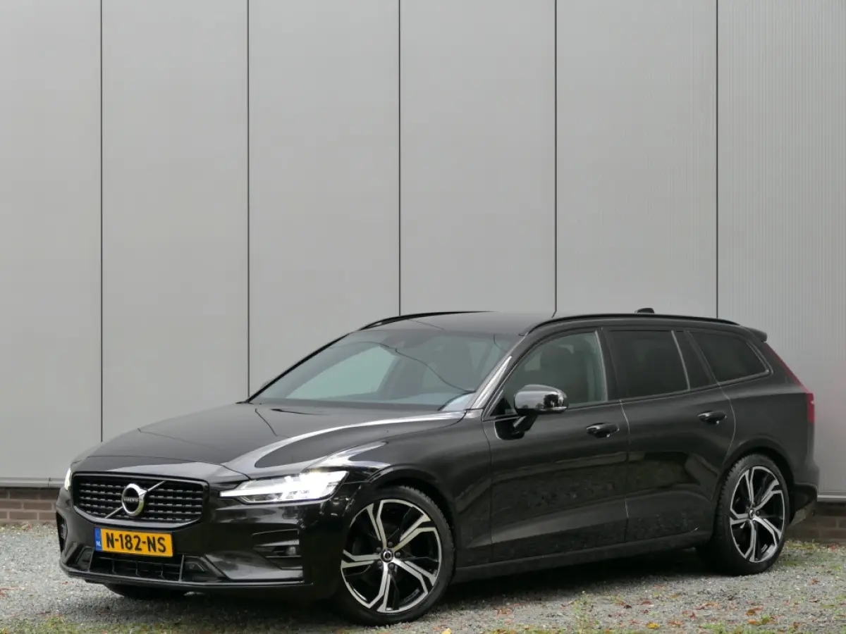 2.0 B4 R-Design Trekhaak / Camera / Apple Carplay