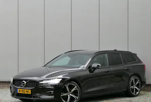 2.0 B4 R-Design Trekhaak / Camera / Apple Carplay