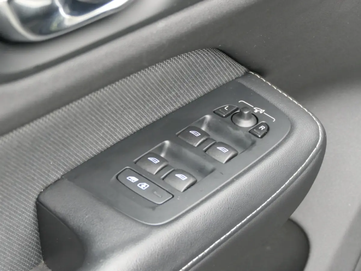 2.0 B4 R-Design Trekhaak / Camera / Apple Carplay