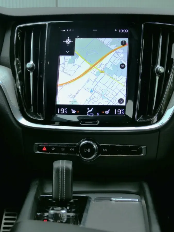 2.0 B4 R-Design Trekhaak / Camera / Apple Carplay