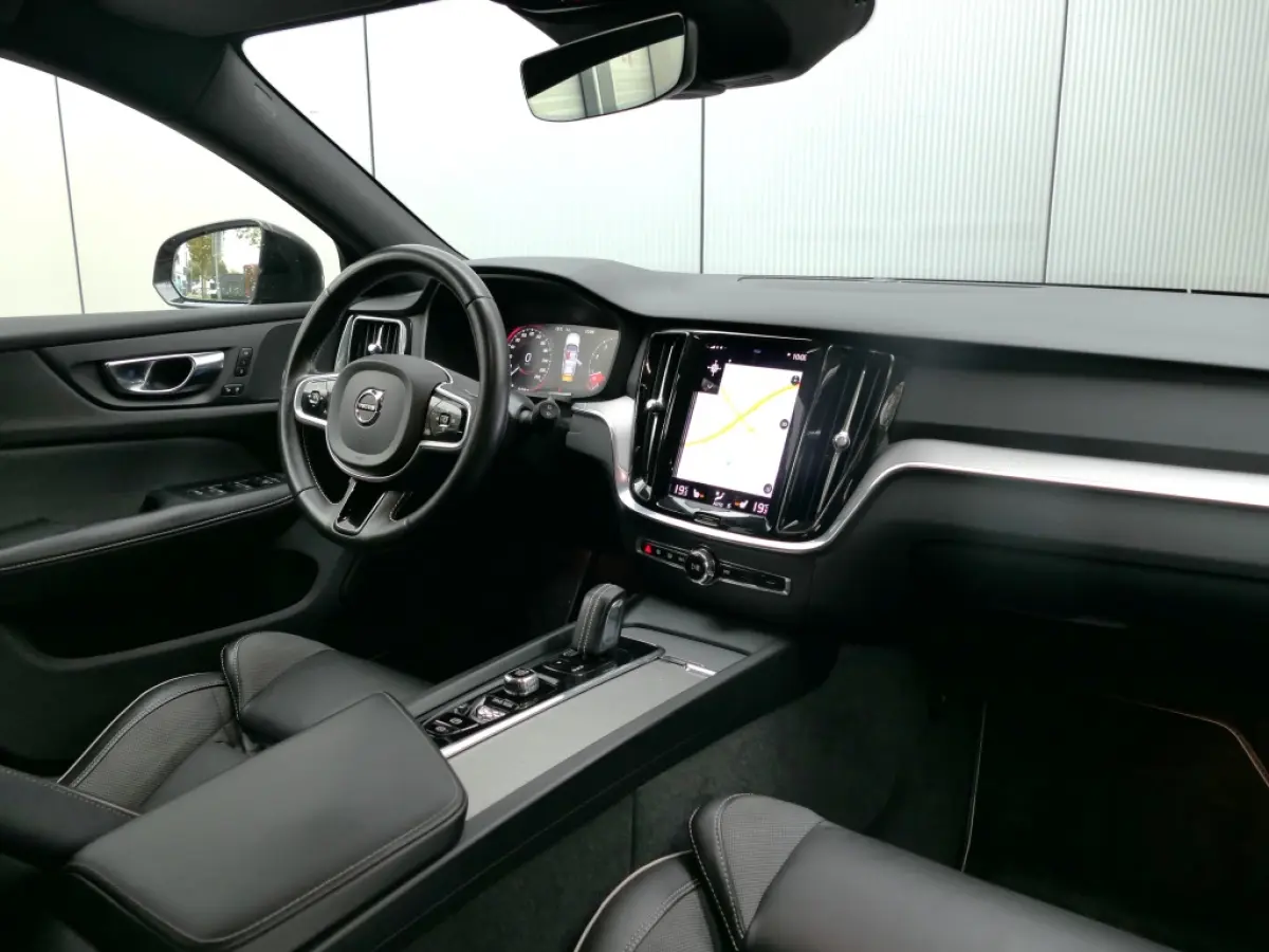 2.0 B4 R-Design Trekhaak / Camera / Apple Carplay