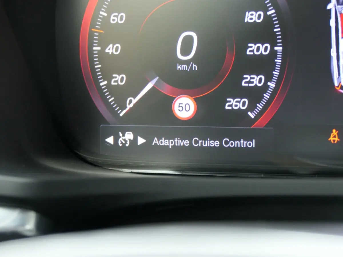 2.0 B4 R-Design Trekhaak / Camera / Apple Carplay