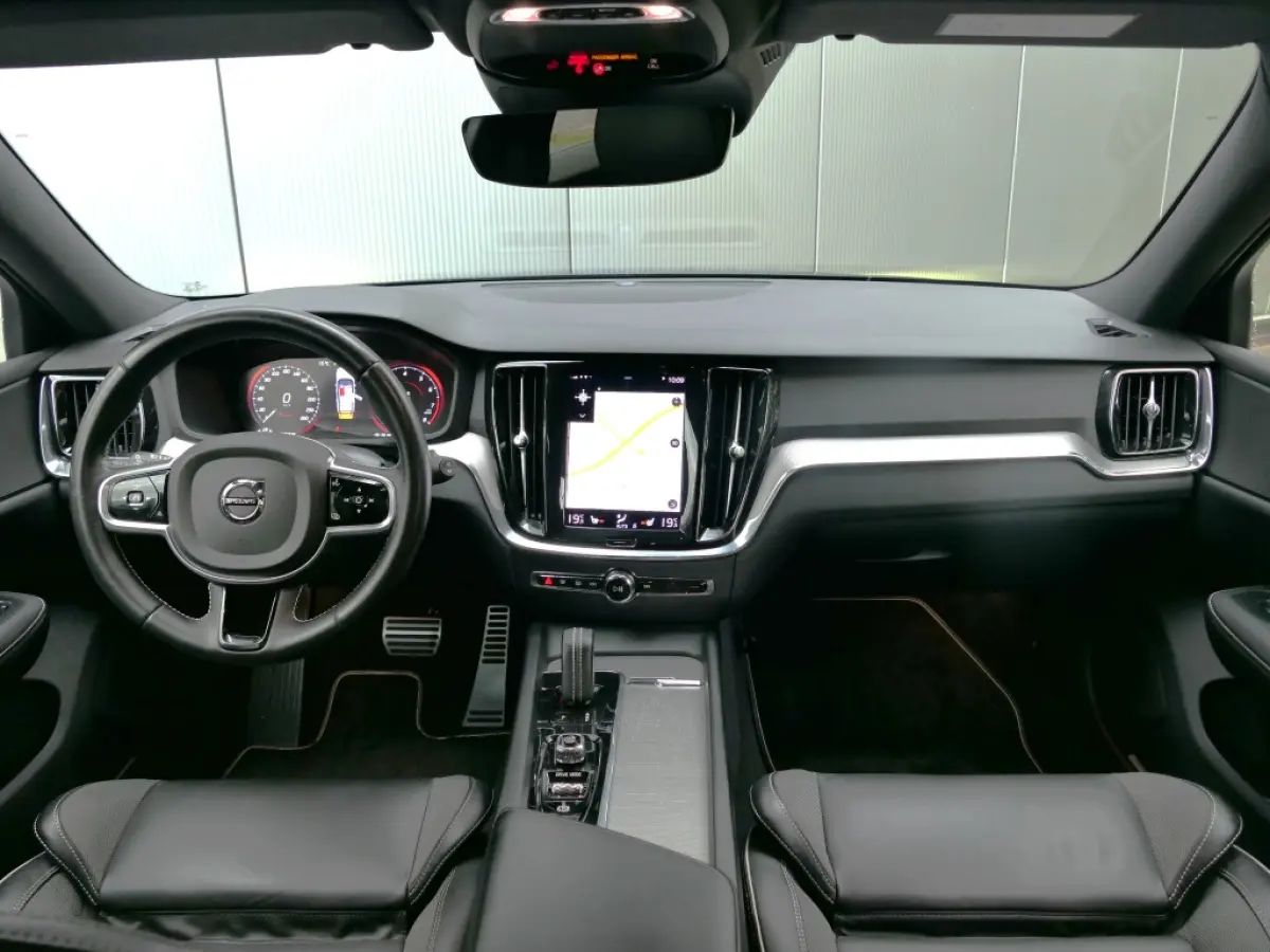 2.0 B4 R-Design Trekhaak / Camera / Apple Carplay