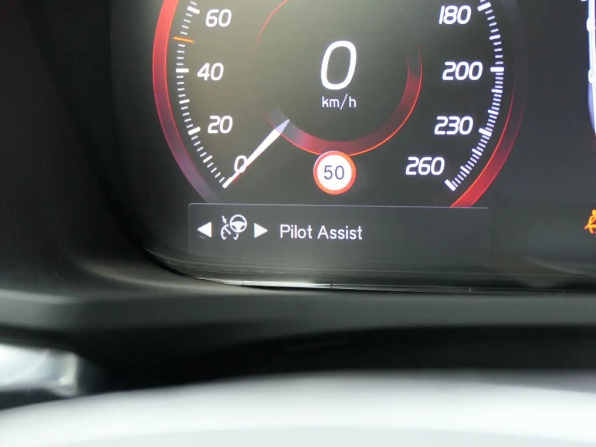 2.0 B4 R-Design Trekhaak / Camera / Apple Carplay